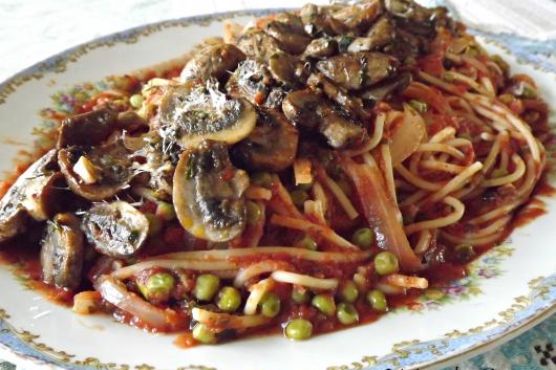 Spaghetti with Peas, Mushrooms, and Tomato Sauce
