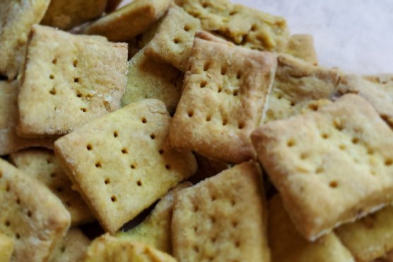 Curry Crackers