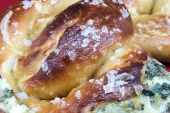 Beer Soft Pretzels Stuffed with Spinach Artichoke Dip