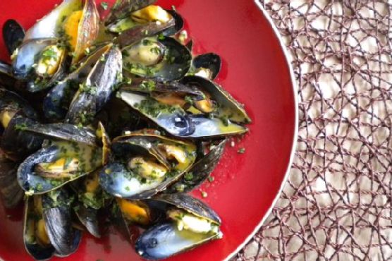 Garlicky Mussels With Curry Cream
