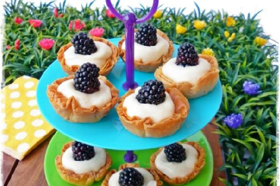 Little phyllo cakes with blackberry